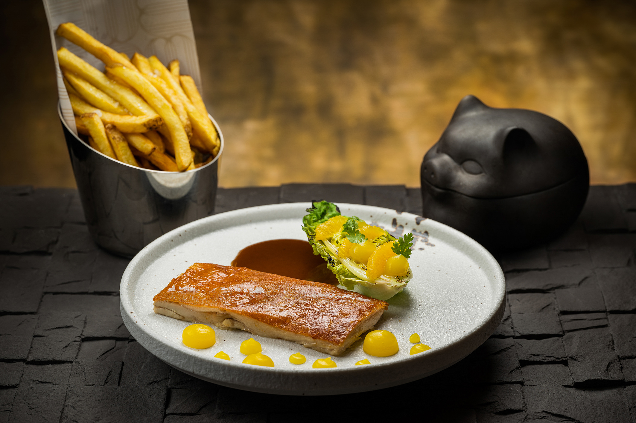 Crispy suckling pig with French fries and orange salad 脆皮乳豬配炸薯條及香橙沙律.jpg